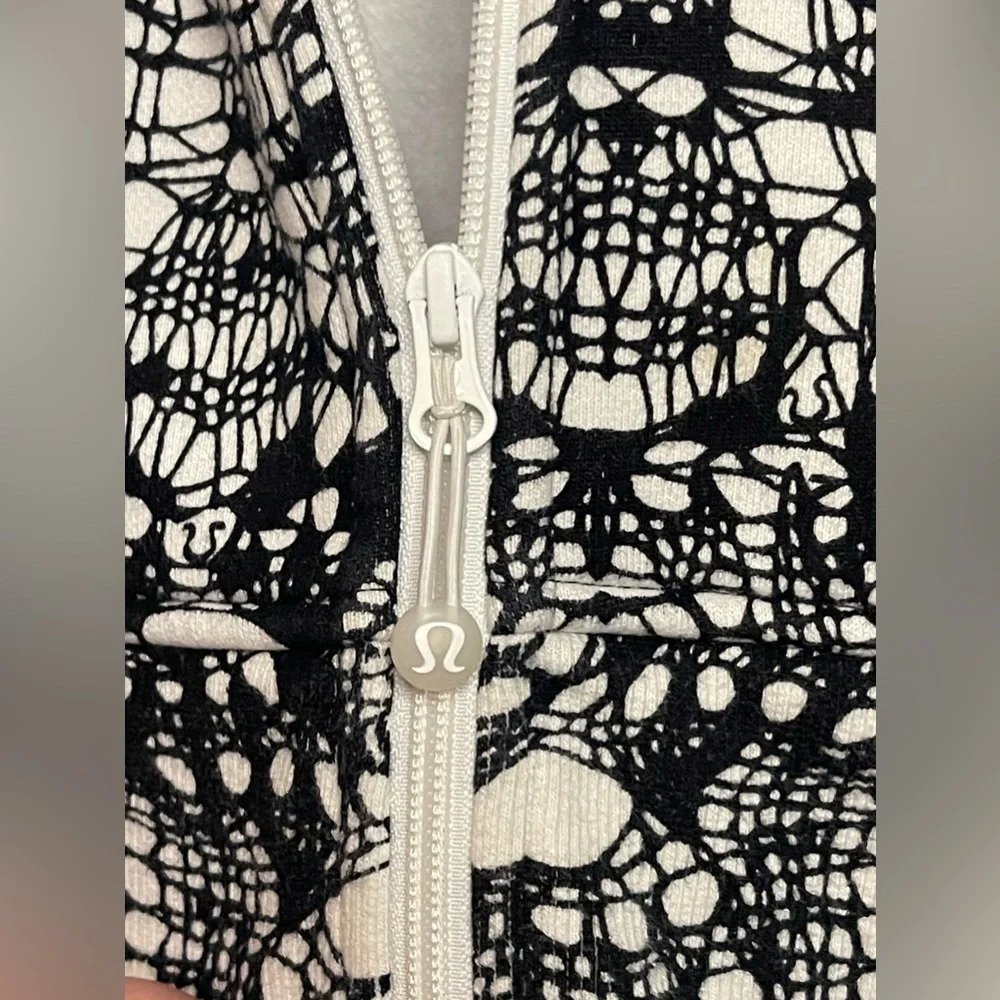 Lululemon Scuba Hoodie Full Zip White Black Glacier Lace Size 8 EUC limited edt - Picture 6 of 10